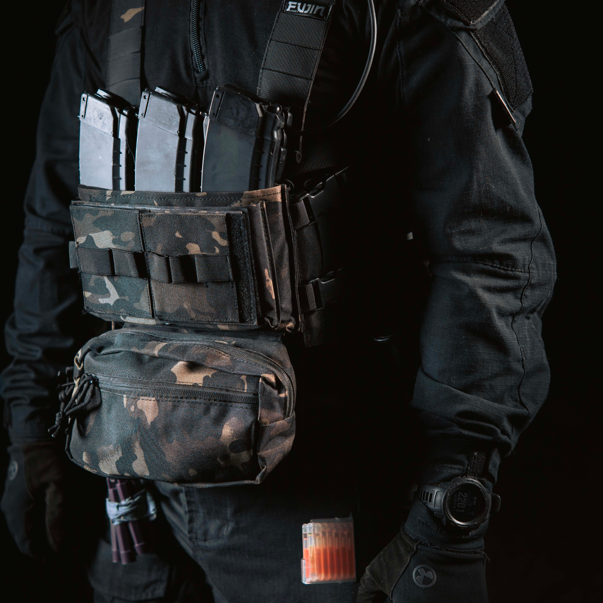 Fujin TENKU-S6 modular chest rig, close up of the buckle and strap system